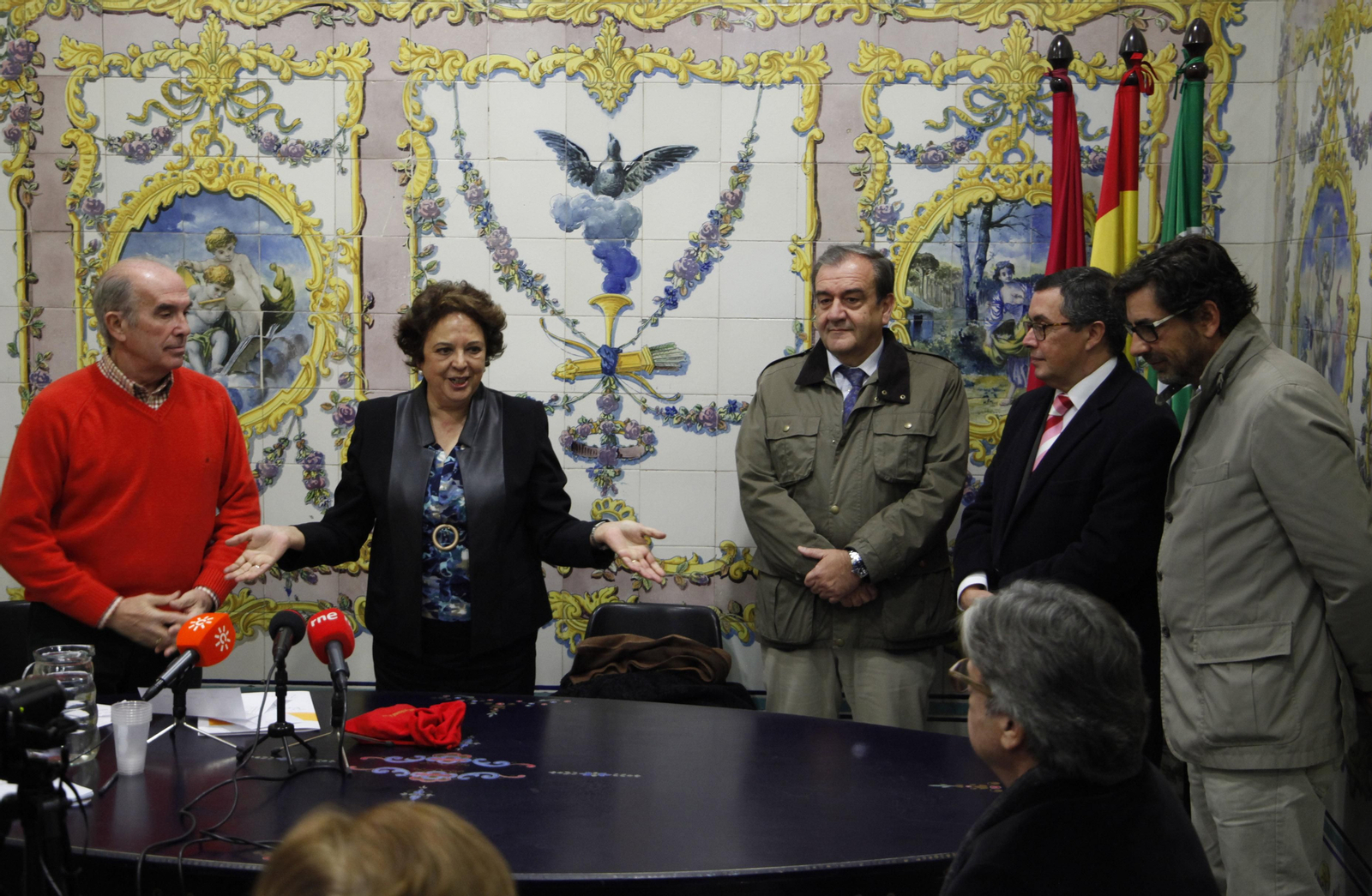 Carmen Castreño con las personas que encarnarán a los Reyes Magos y otros personajes de la cabalgata de Triana.