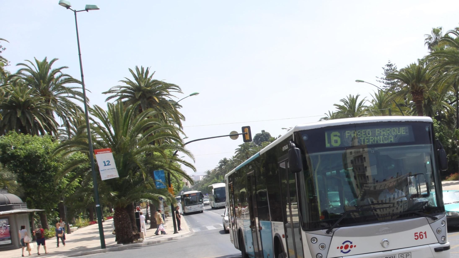 Autobús circulando por el centro de Málaga.
