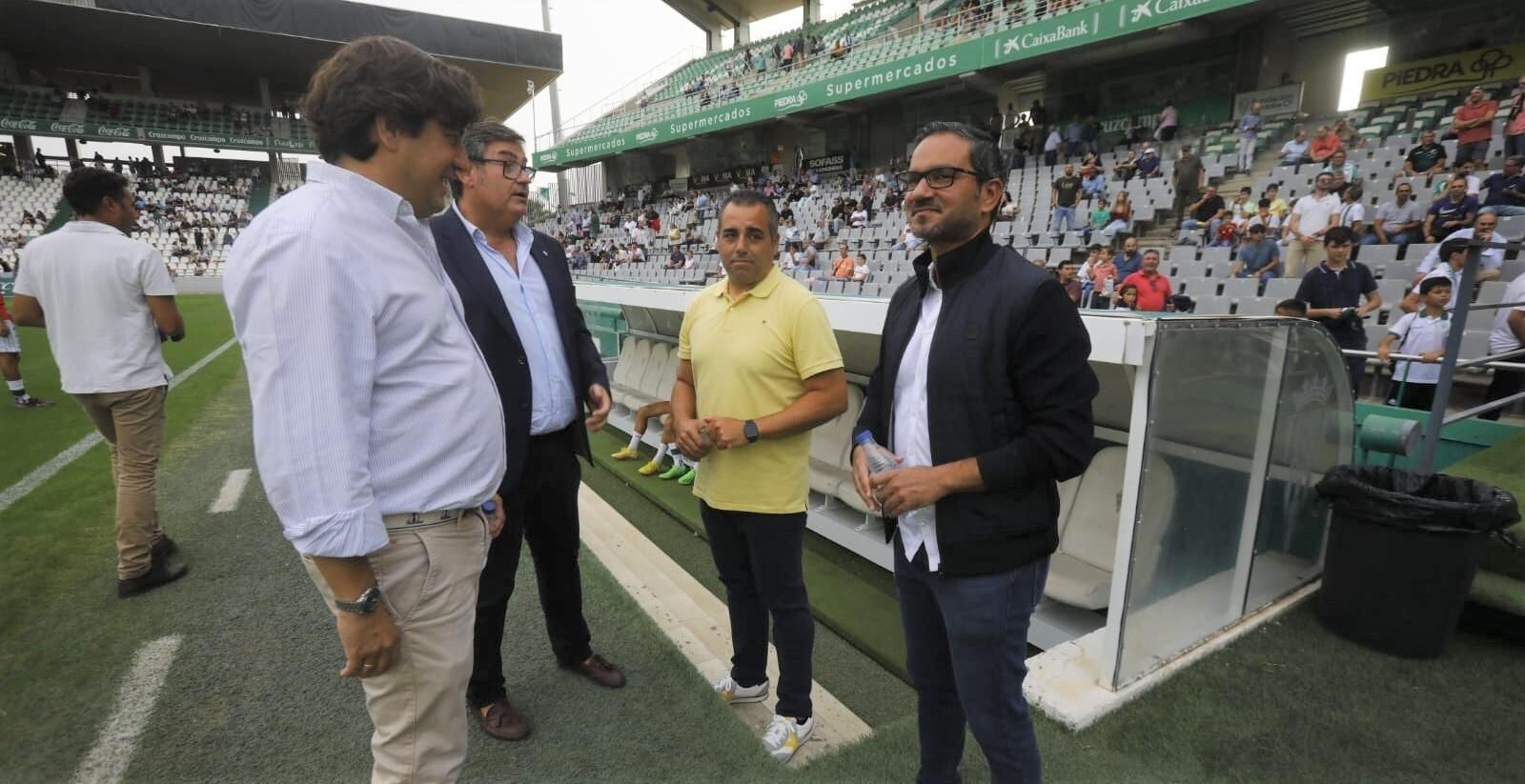 Mohamed Al-Nusuf, sobre el césped de El Arcángel con Jesús Coca, Javier González Calvo y Germán Crespo.