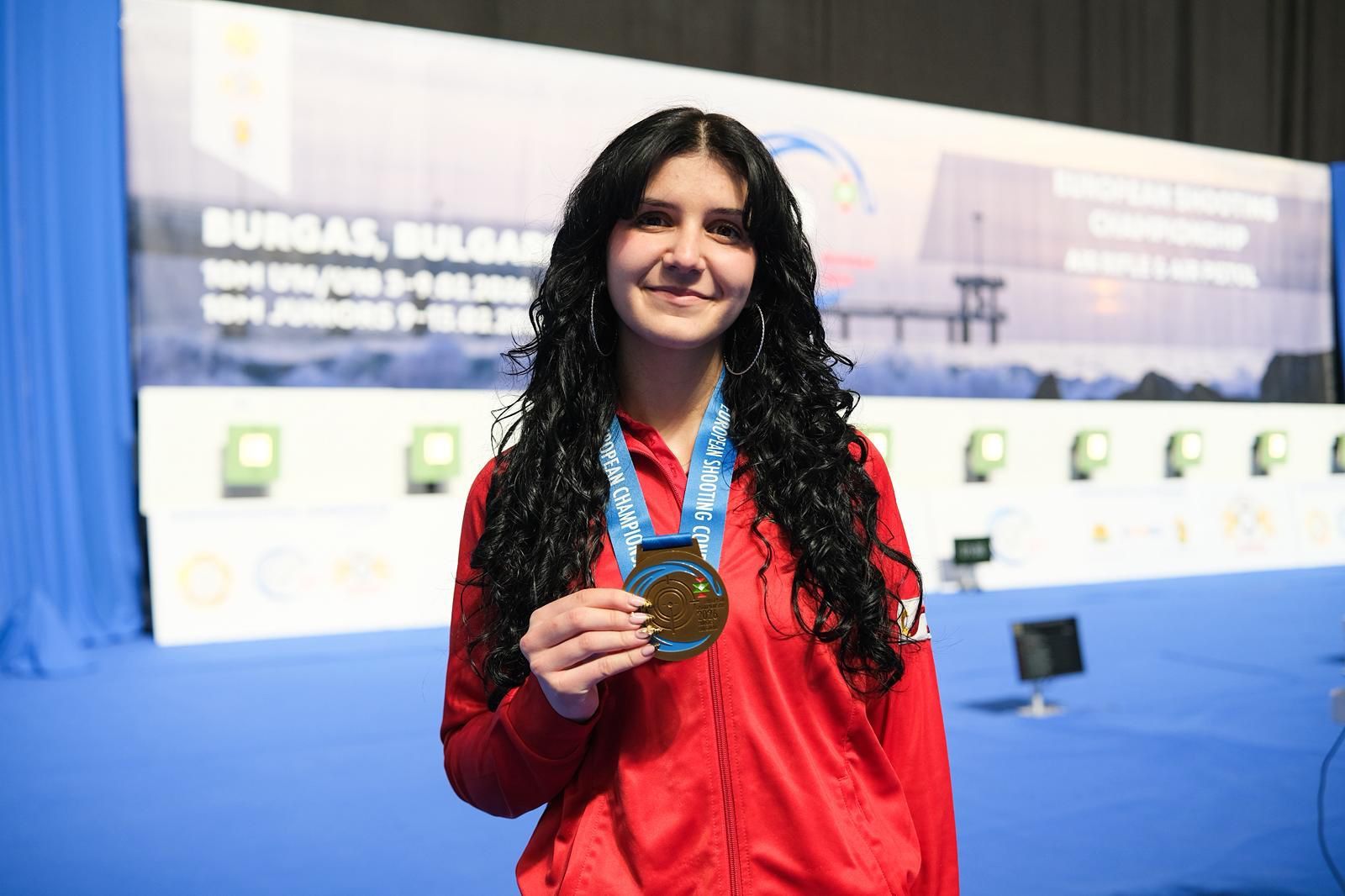 La tiradora almeriense posa con la medalla conseguida en la competición celebrada en Bulgaria.