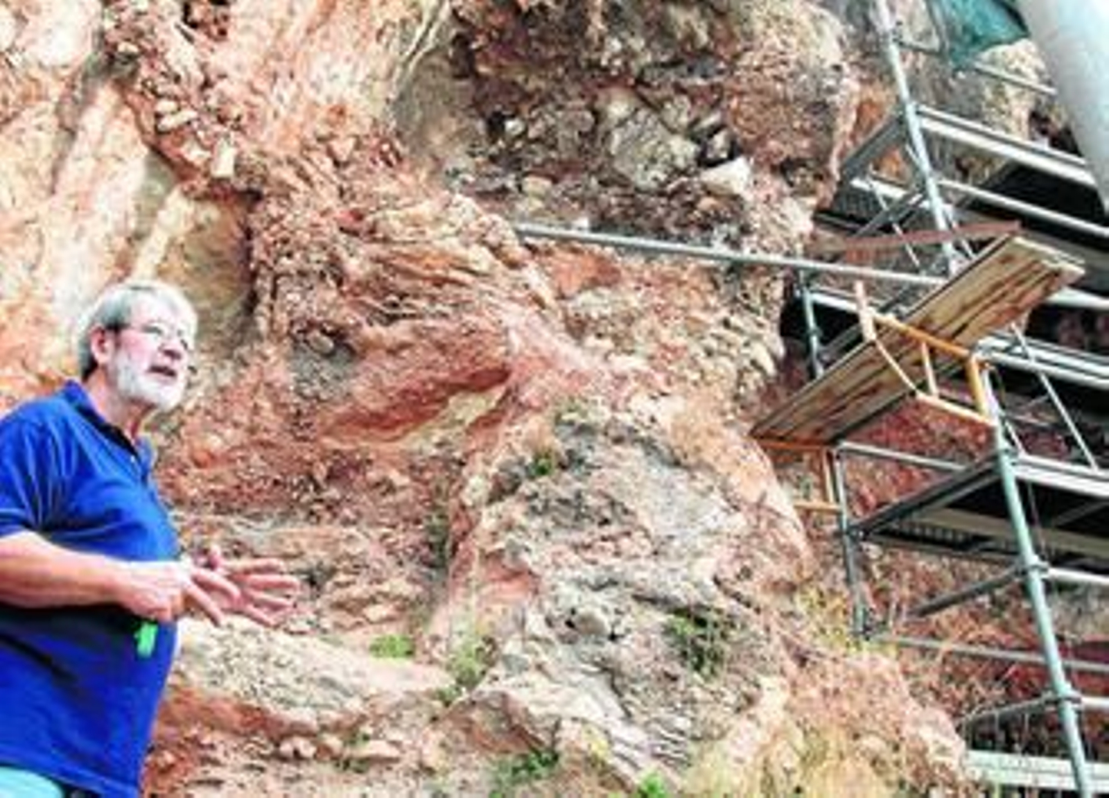 El arqueólogo Julián Ramos, ayer, junto a uno de los yacimientos de La Araña.