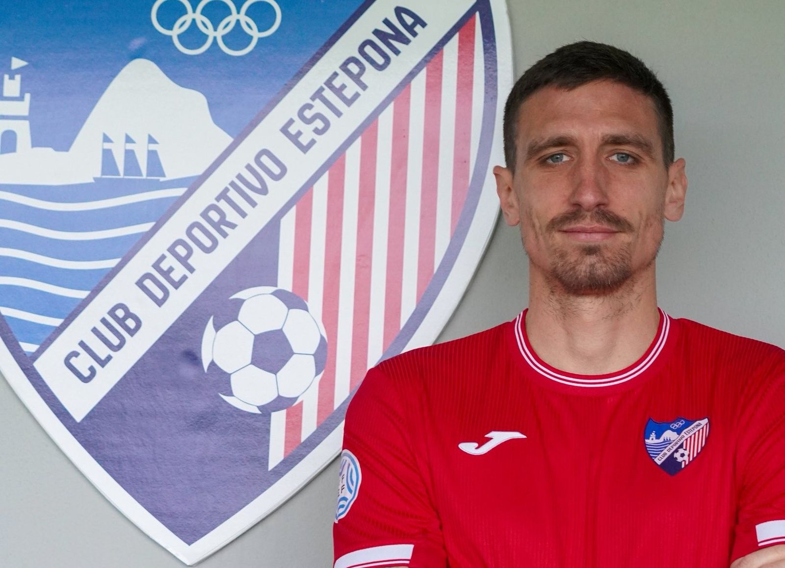Stefan Scepovic, en su presentación como nuevo jugador del CD Estepona.