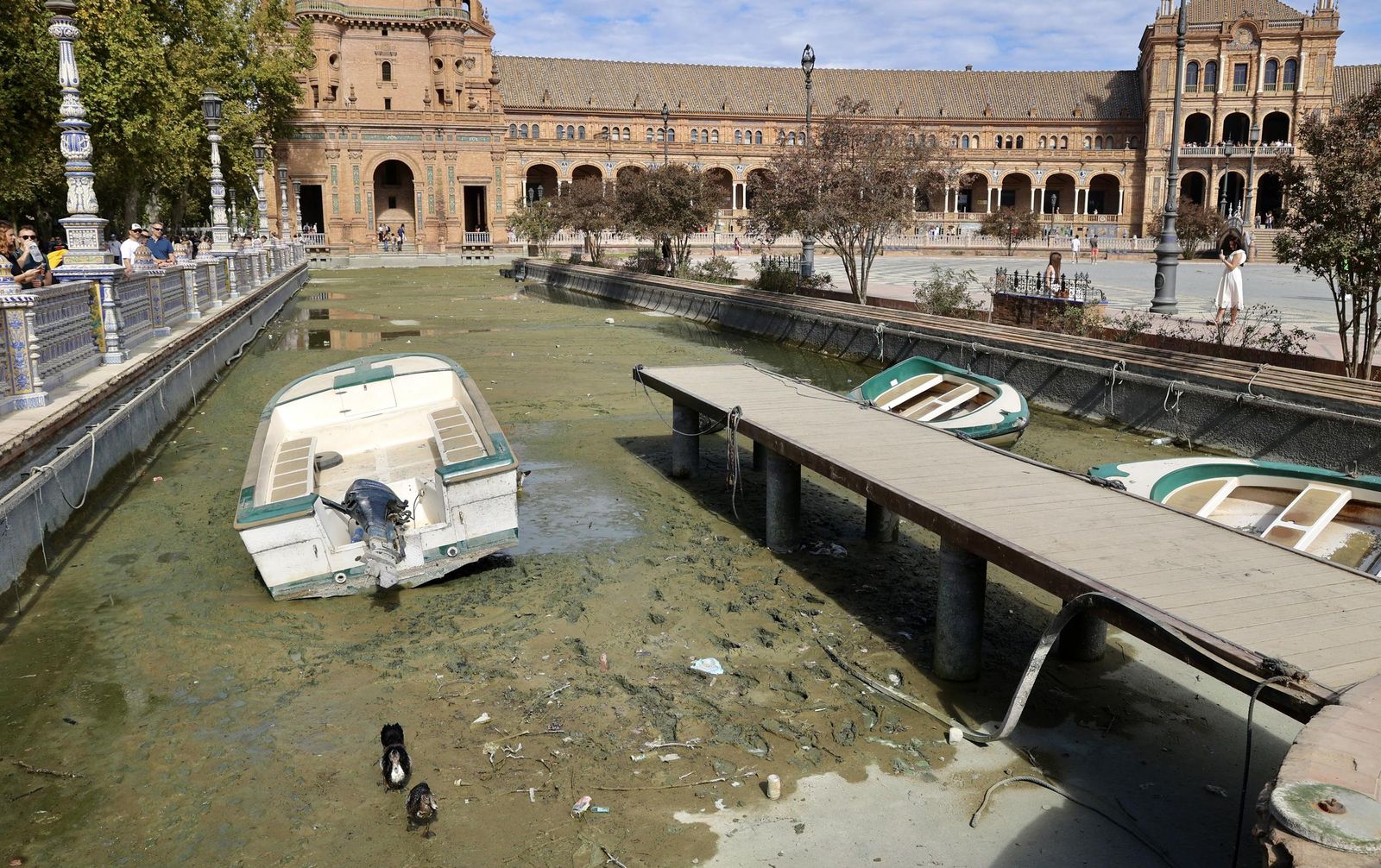 Vaciado de la ría de la Plaza de España para su liemza y restauración