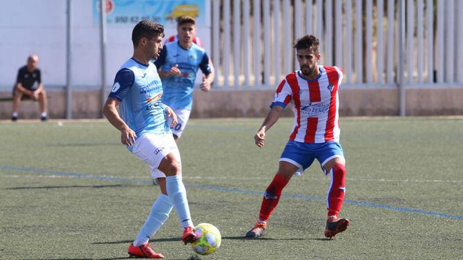 Jaime Lorente, ahora en las filas del conjunto celeste, trata de robar un balón en un derbi anterior.