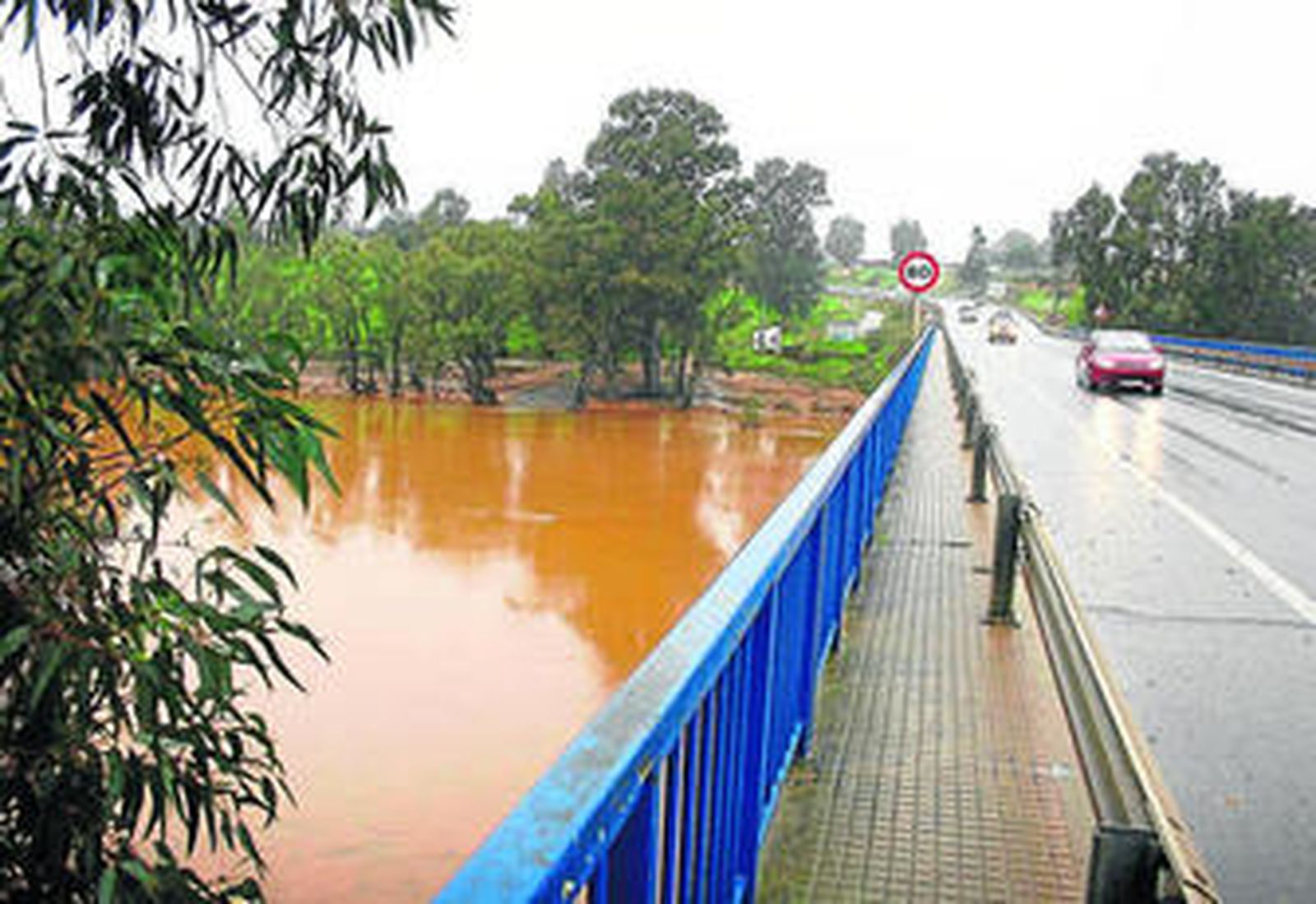 La carretera de Gibraleón a su paso por el Odiel, afectada por uno de los temporales de lluvia en la provincia de Huelva.