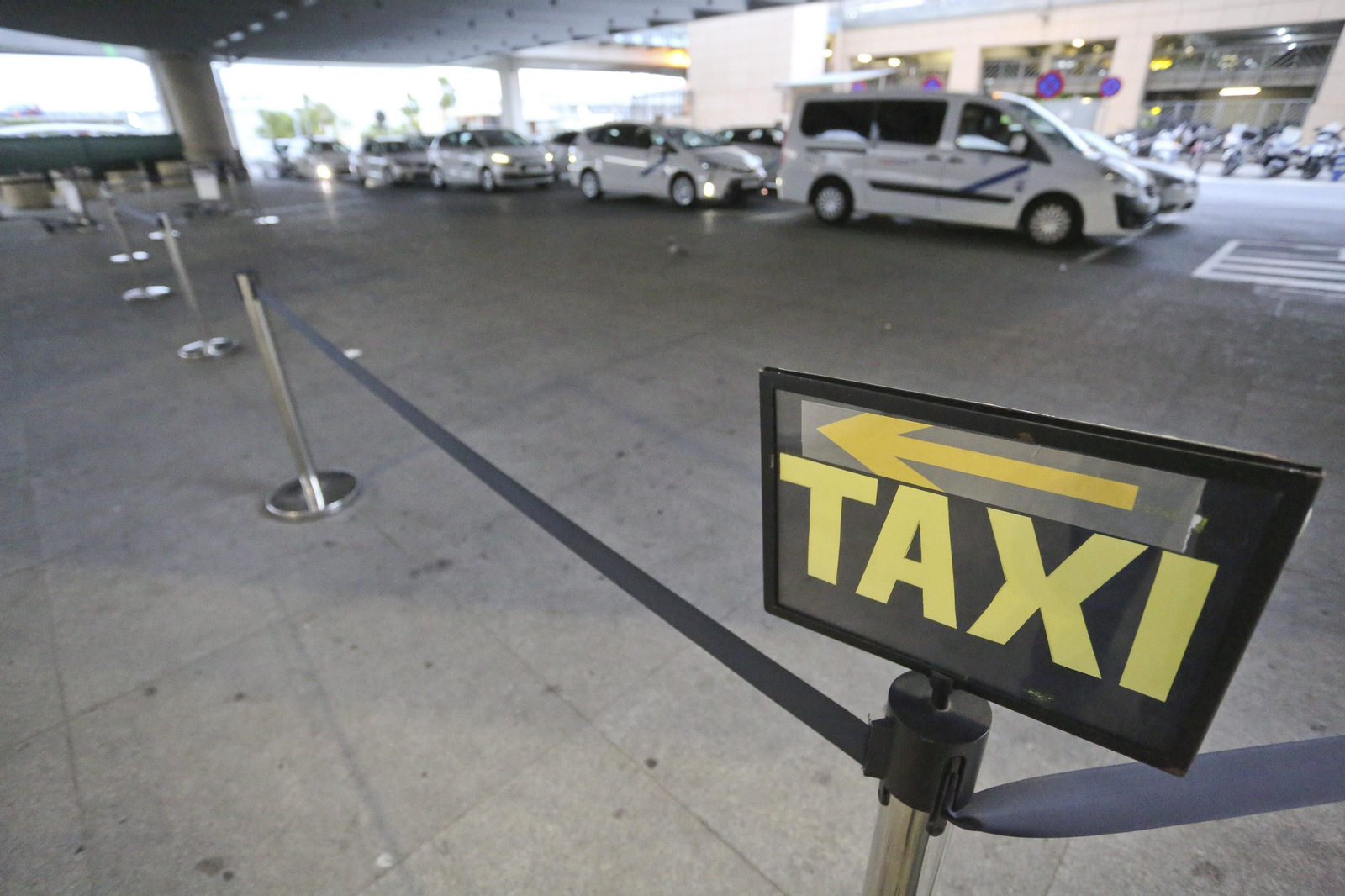 Parada de taxis en el aeropuerto de Málaga.