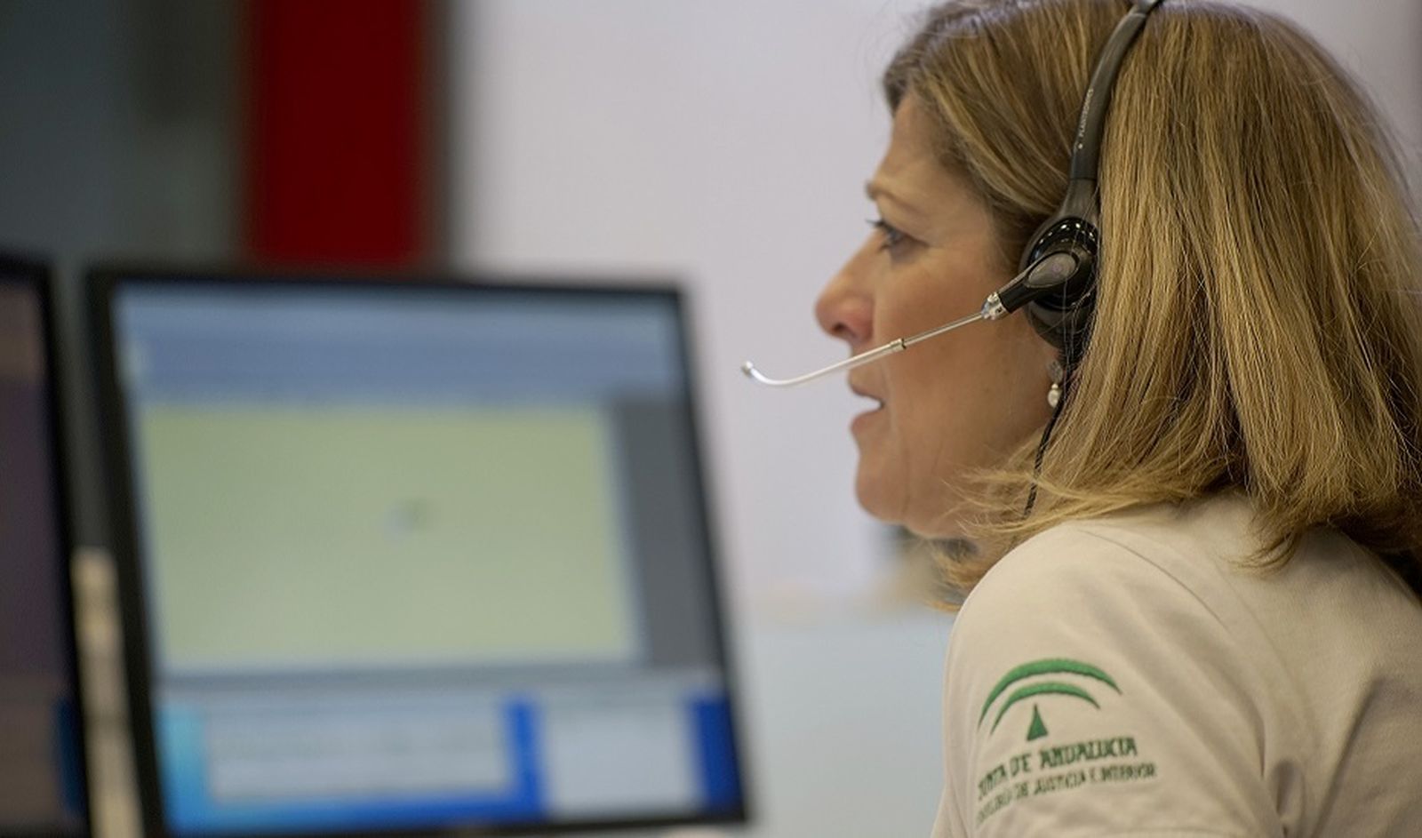 Una operadora de la sala de emergencias 112 Andalucía.
