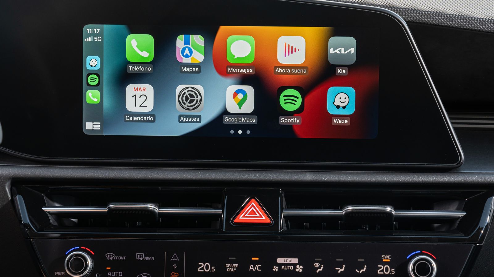 Bajo la pantalla está el display multimodo. Según la función elegida permite manejar la climatización o los atajos para la pantalla central.
