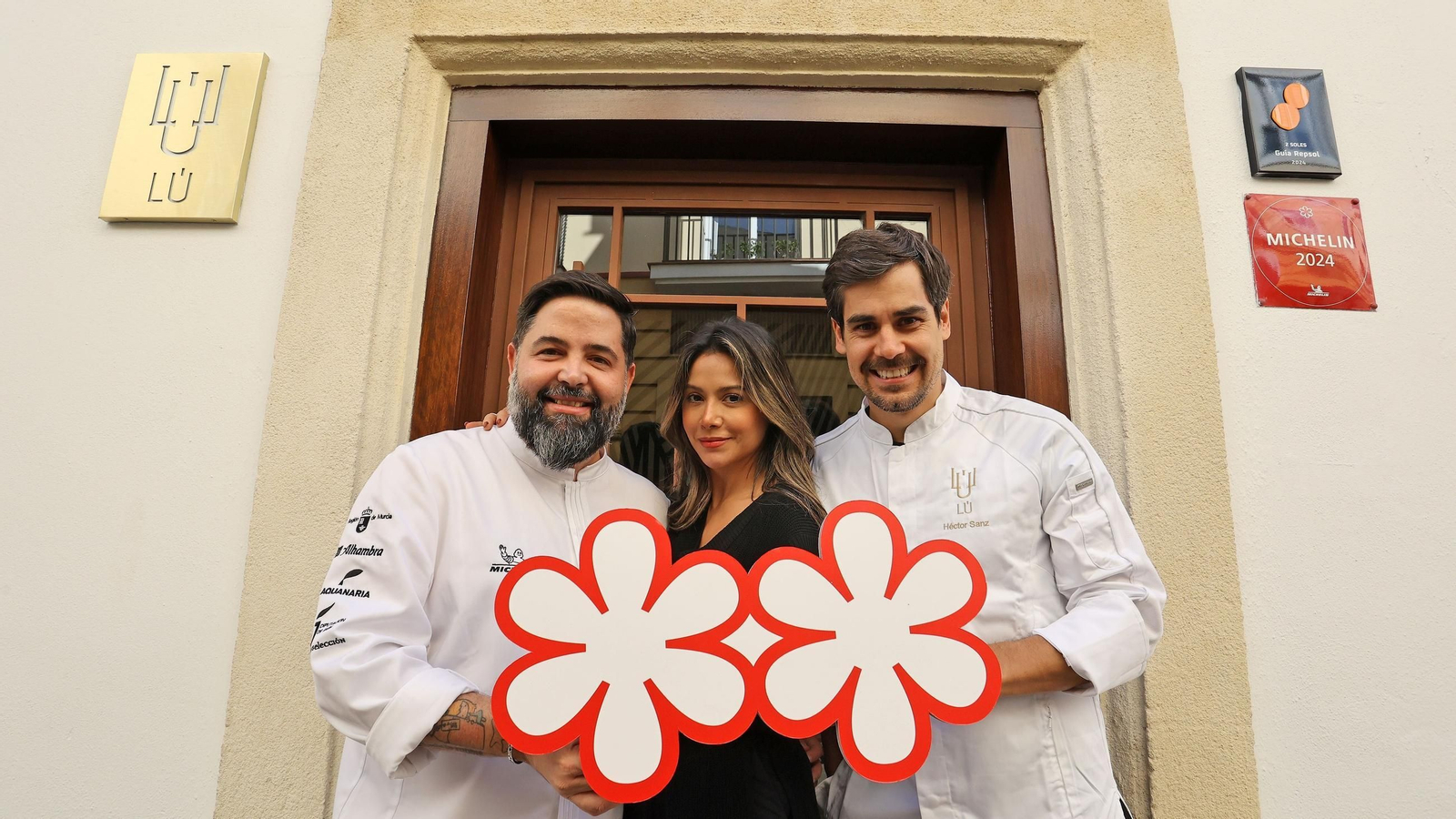 El chef Juanlu Fernández (primero por la izquierda) en su restaurante Lu, cocina y alma en Jerez de la Frontera tras conseguir la segunda Estrella Muchelín