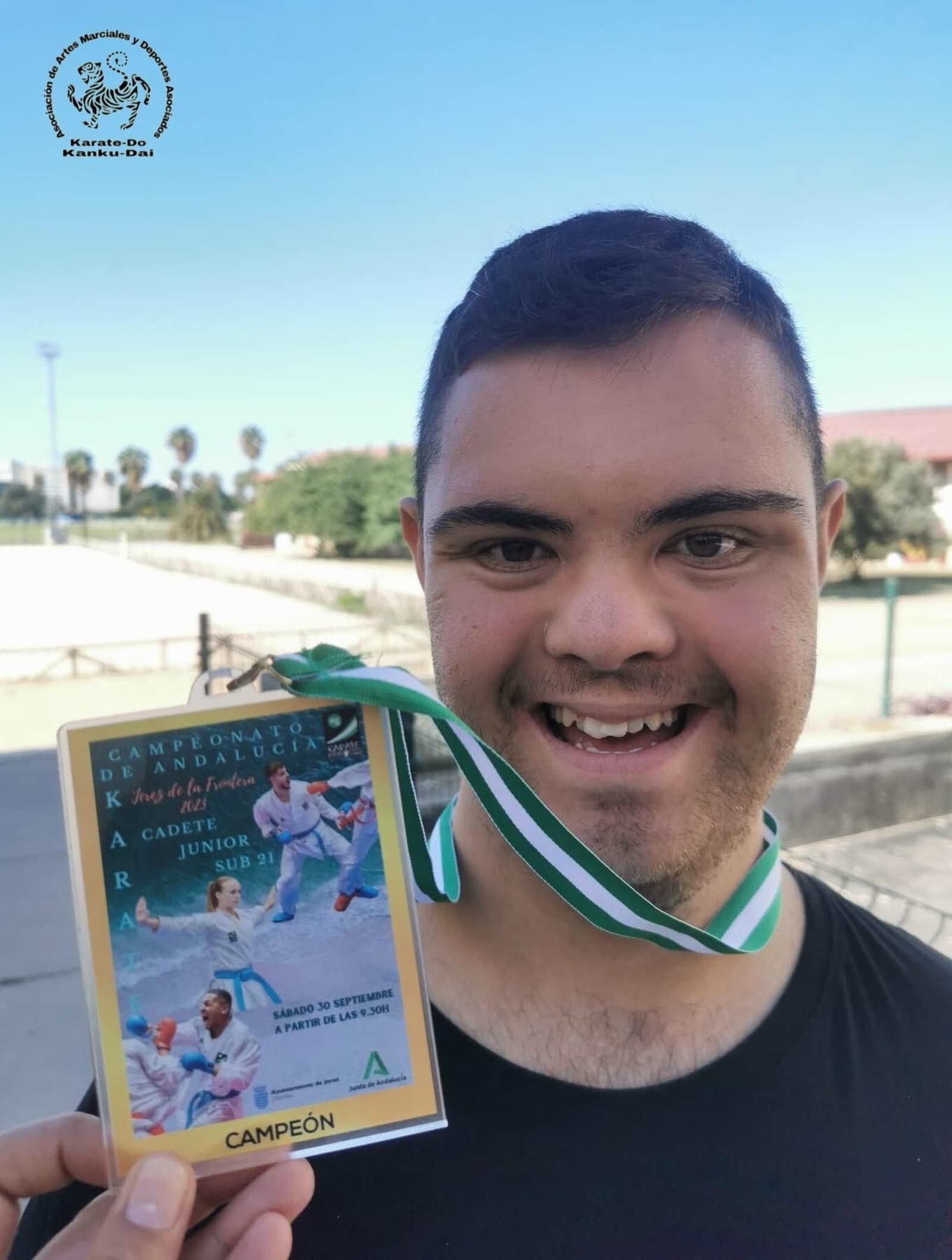 Israel muestra la distinción de campeón en la categoría sub-21.