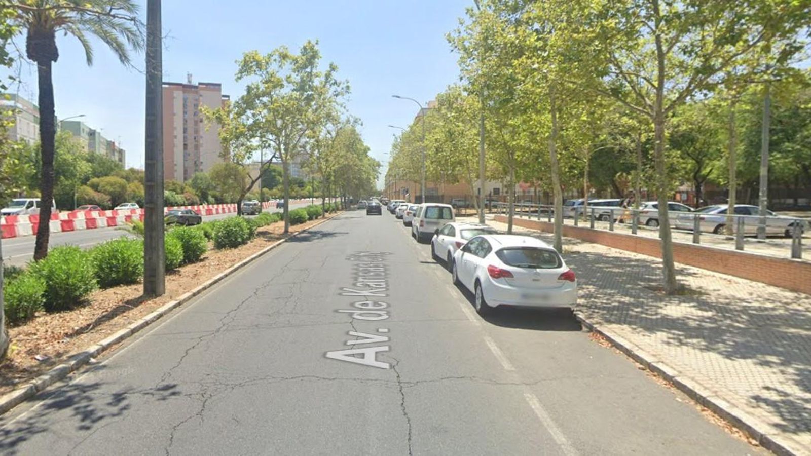 Tramo de la Avenida Kansas City paralela a la vía principal