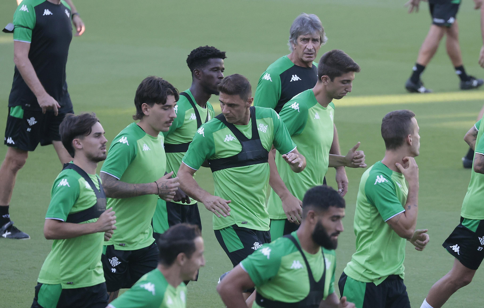 Pellegrini observa el entrenamiento del equipo verdiblanco.