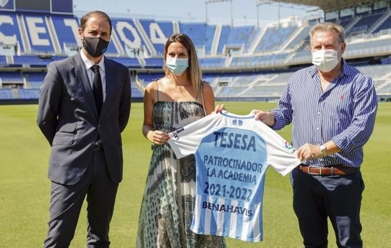 Pepe y Lorena Hernández agarran la camiseta con la que sellan el acuerdo de patrocinio.