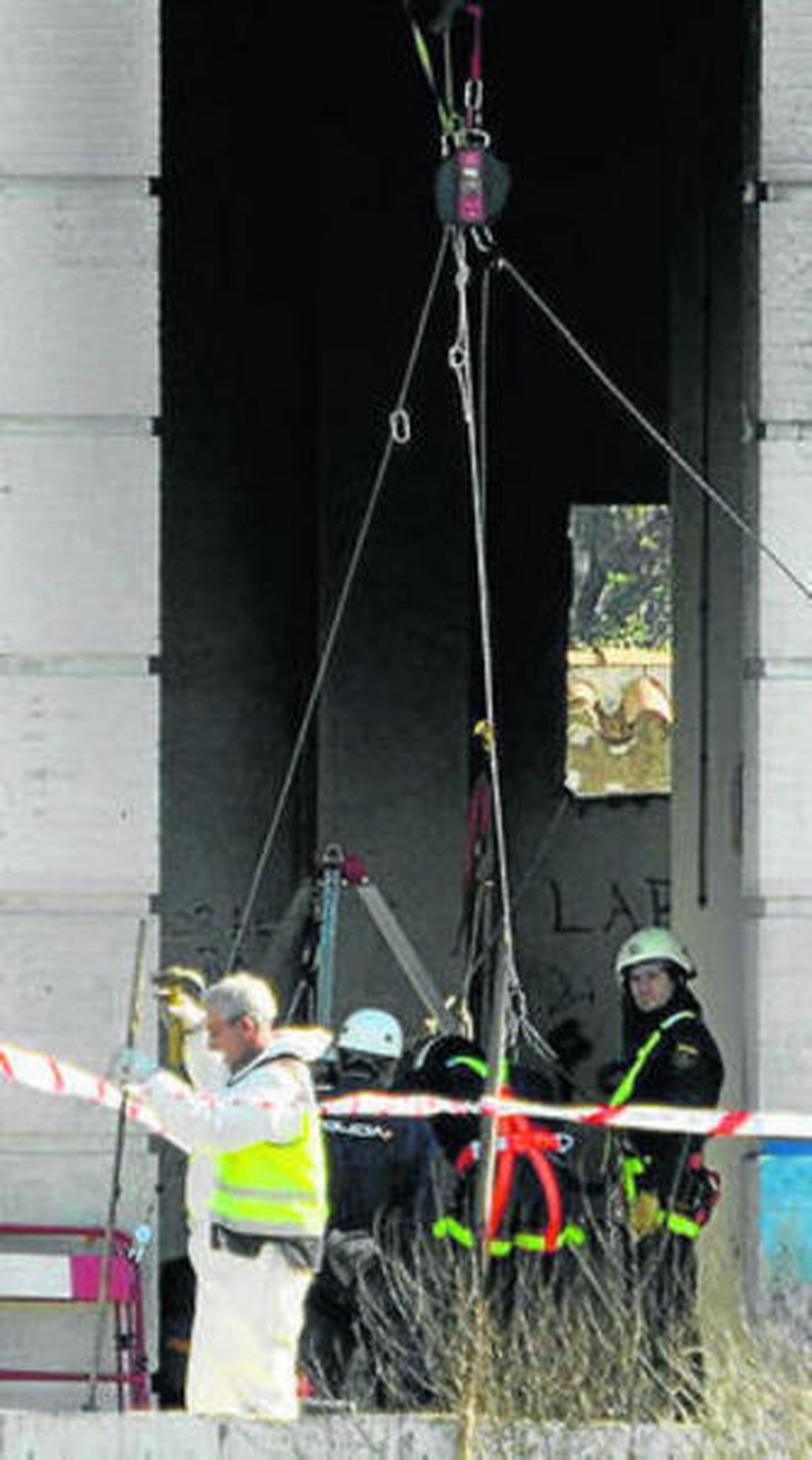 Policías en la estación de bombeo.