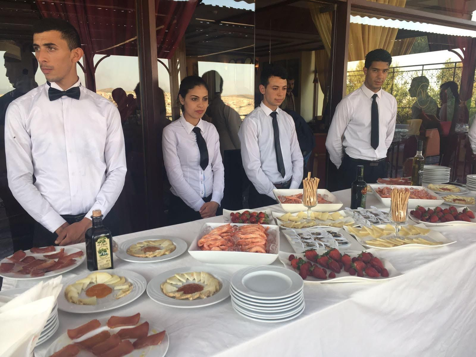 Los productos gastronómicos de Huelva colocados en la mesa previamente a su degustación.