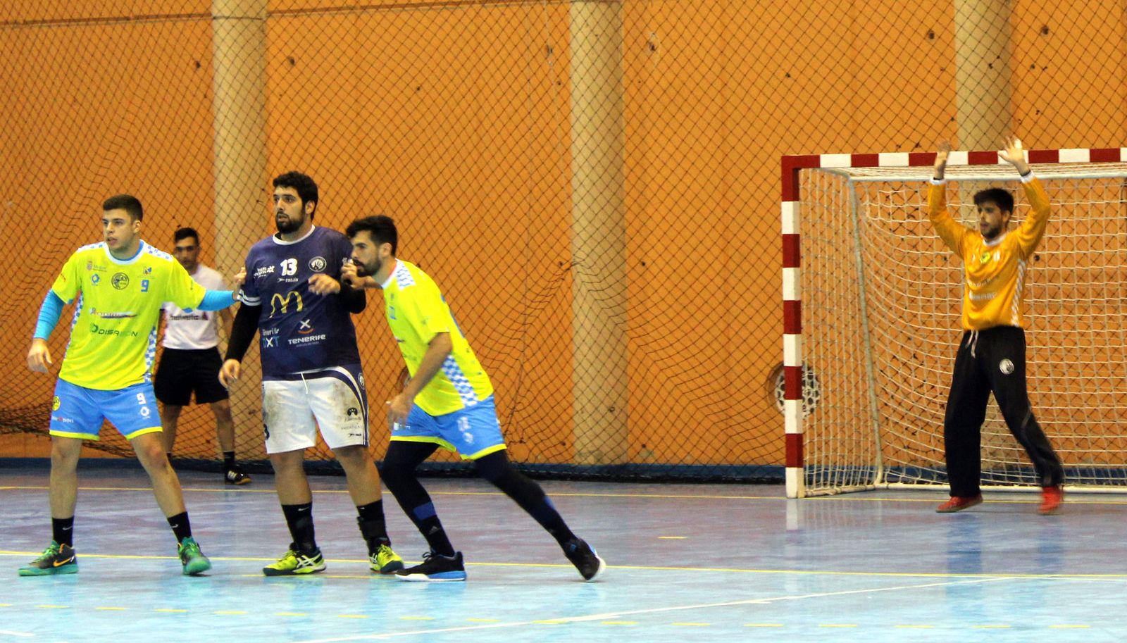 Un lance del encuentro disputado ayer en el pabellón Zenobia de Moguer.