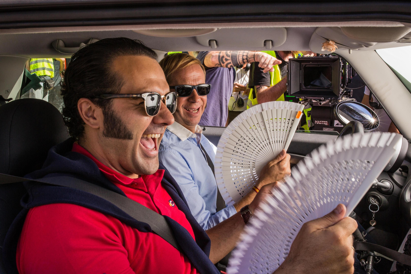 Receso en el rodaje de una escena de 'El mundo es suyo' en el restaurante Abades de la calle Betis.