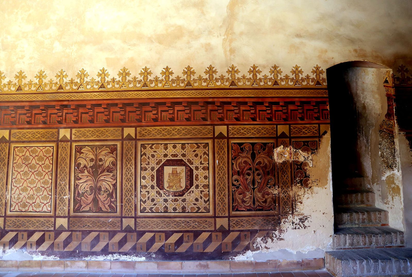 Estado de deterioro en el que se encuentra las pinturas murales del patio mudéjar de La Rábida.