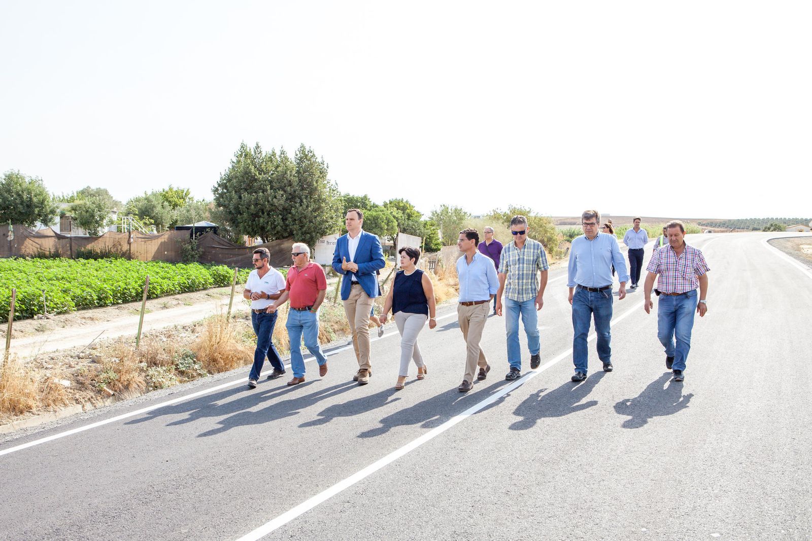 La diputada de Cohesión Territorial, Asunción Llamas, (en el centro) junto al alcalde José Benito Barroso (izda.) durante su visita a la carretera SE-698 en Lebrija.