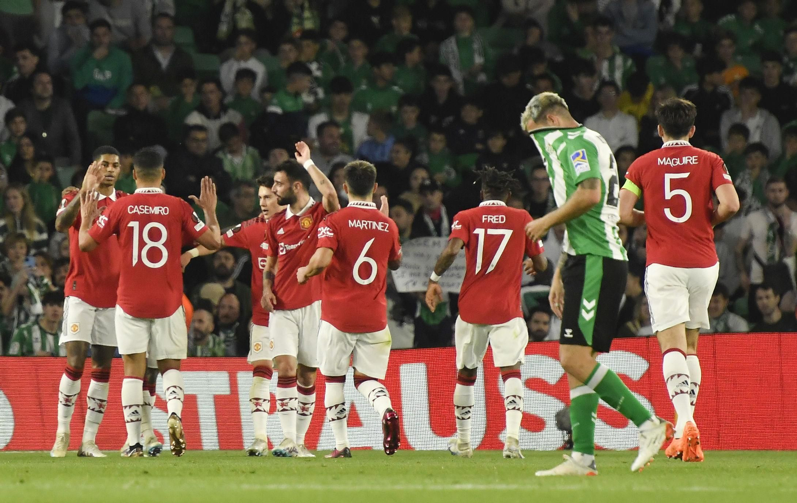 Los jugadores del Manchester United celebran el tanto de Rashford al Betis el pasado jueves.