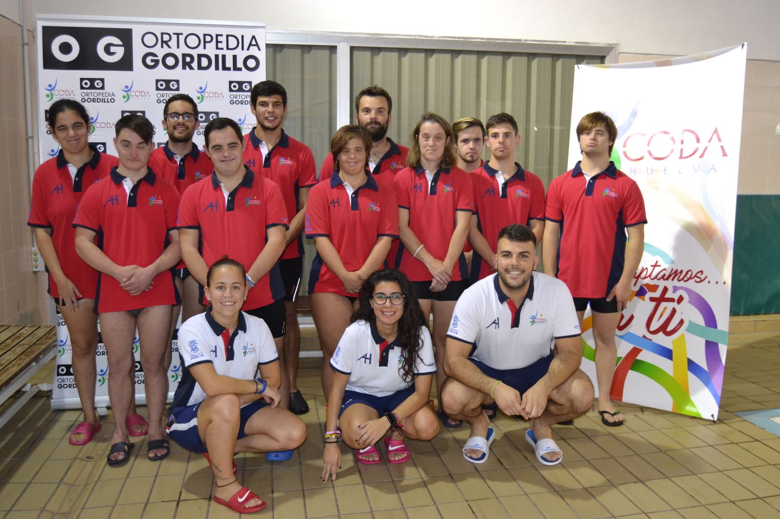 Imagen de los nadadores y nadadoras del Coda junto a sus técnicos