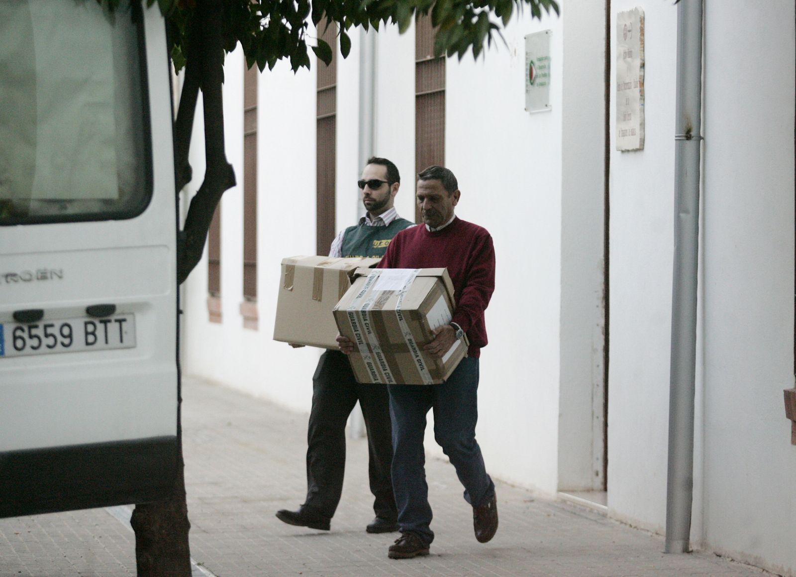 Registros en la sede de UGT Córdoba, durante una intervención de la Guardia Civil.