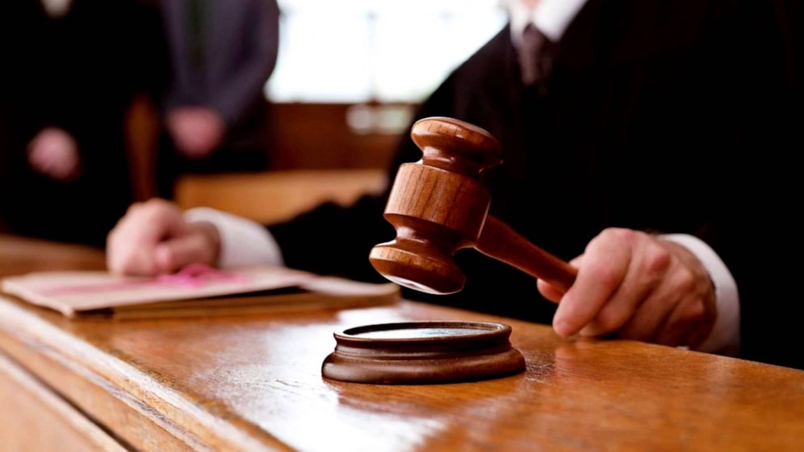 El juez, una figura que a veces tiene que intervenir por culpa de broncas futbolísticas.