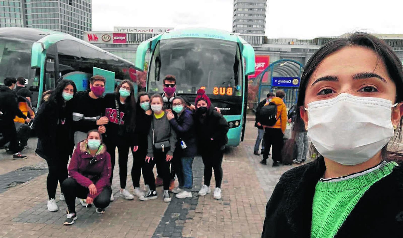Los alumnos antes de partir hacia España inmortalizan el momento en sus últimos minutos en Polonia.