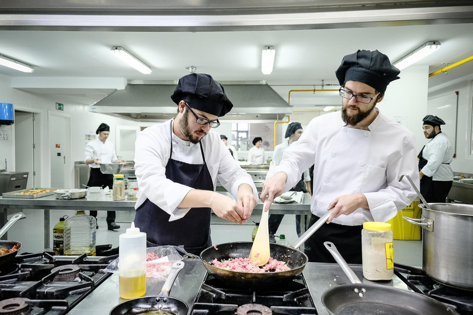 Dos alumnos preparando uno de los platos de la última jornada.
