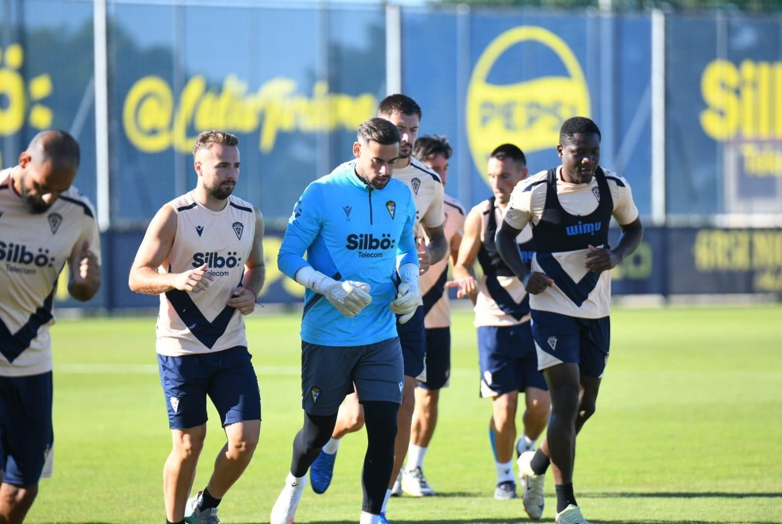 Jugadores del Cádiz en la sesión del lunes.