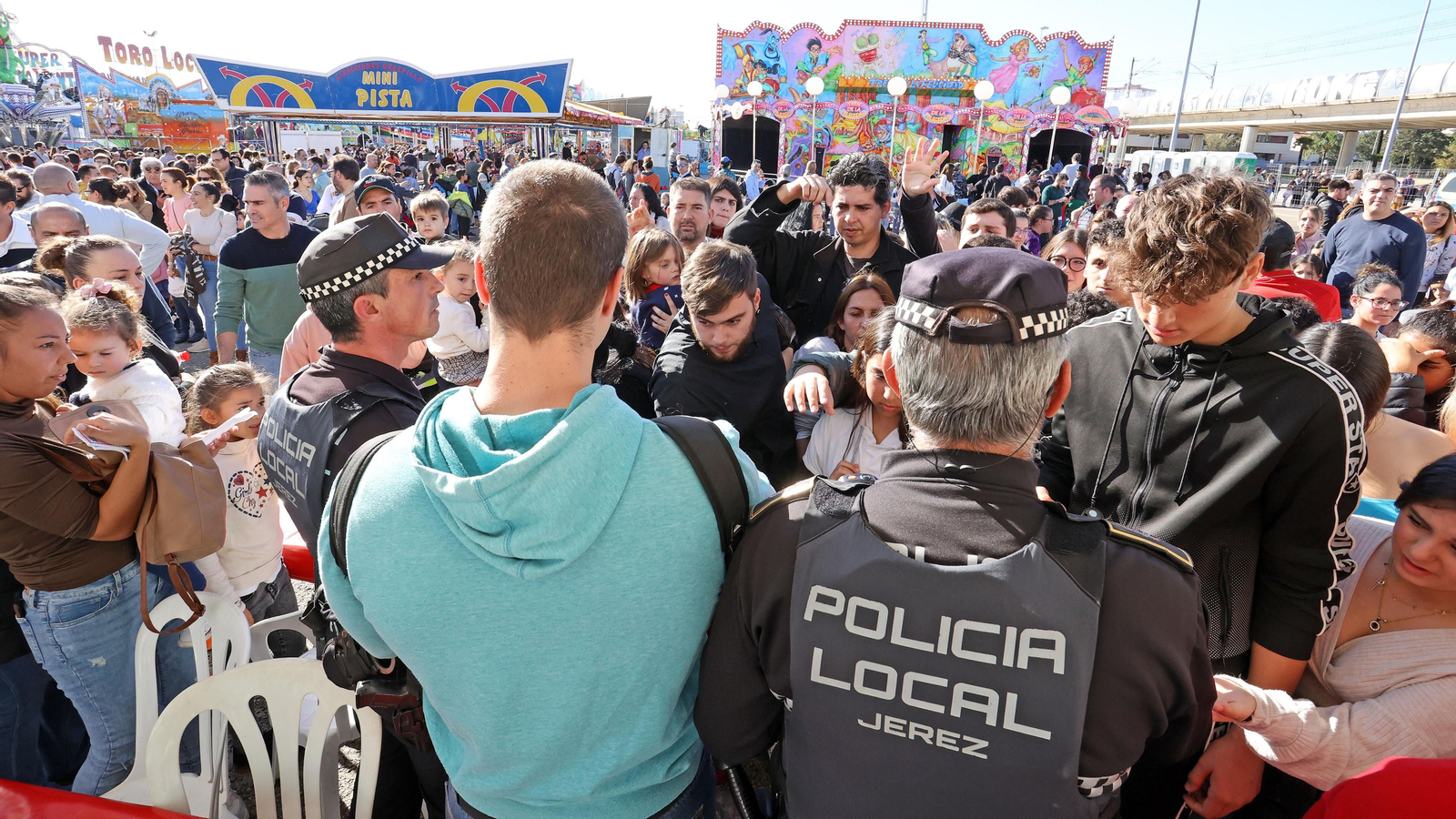 El parque de atracciones de Navidad junto a la Feria volvió a llenarse este sábado El parque de atracciones de Navidad junto a la Feria volvió a llenarse este sábado