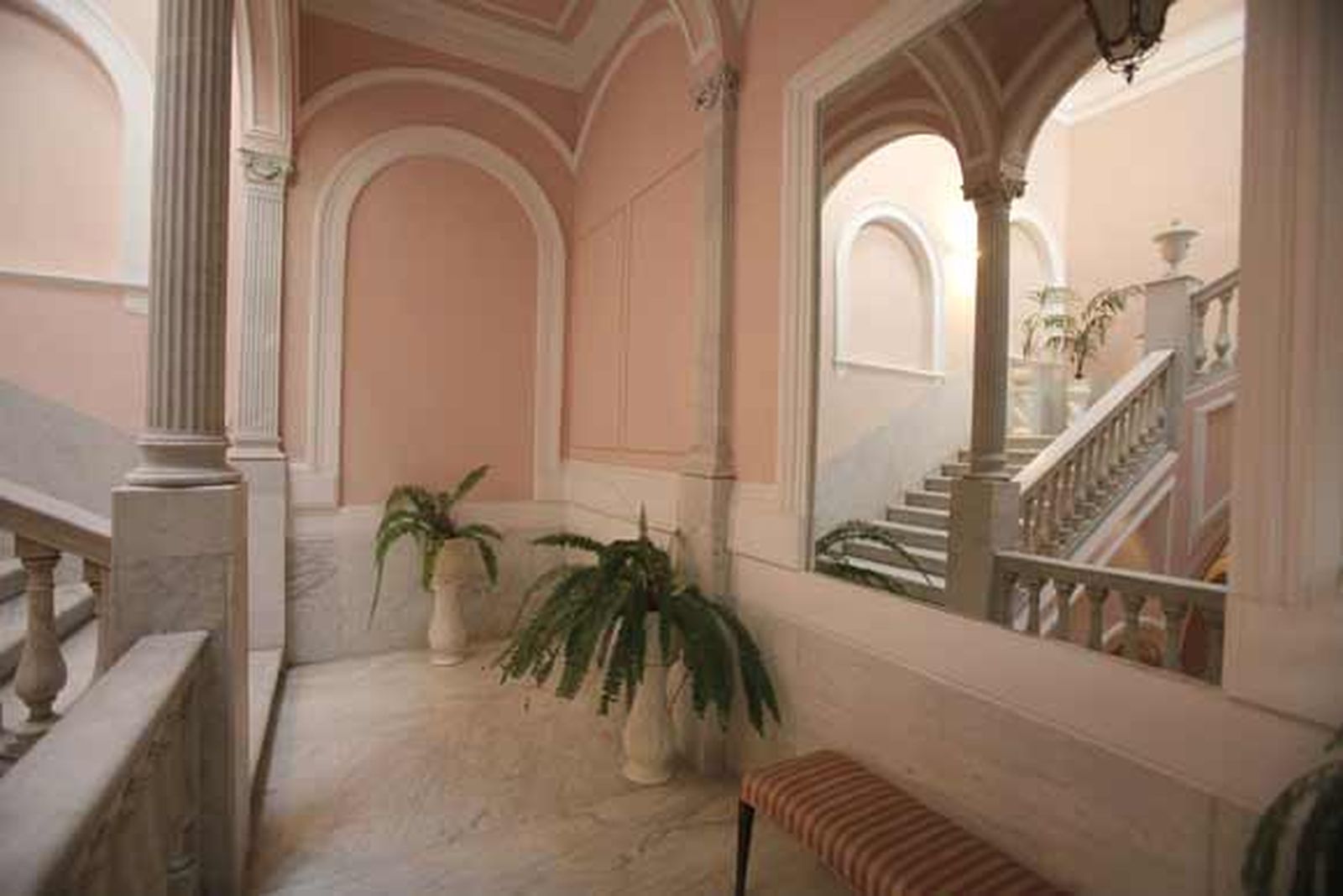 El inmueble, situado en la esquina de las calles Novena y Barrié, esobra del arquitecto Fernando Ortiz Vierna y fue construido en la segunda mitad del siglo XIX. Actualmente alberga  cuatro viviendas y un hermoso patio 

Foto: Jesus Marin
