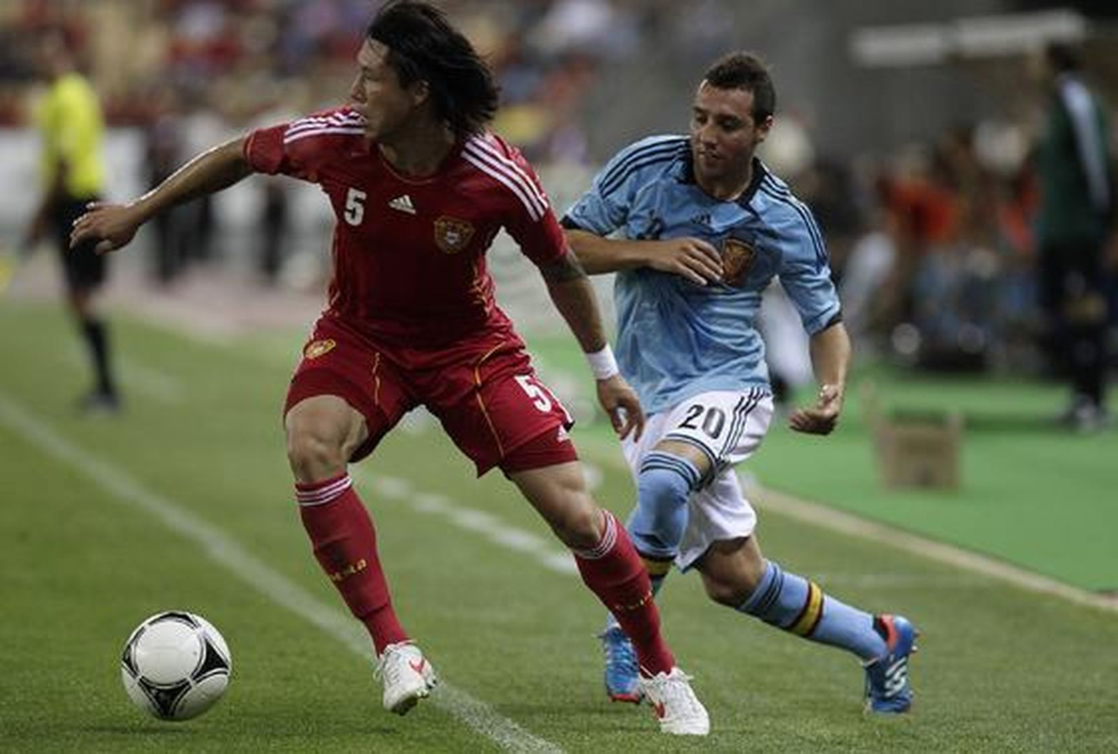 España vence a China gracias a la chispa y la magia de Silva e Iniesta en el último amistoso antes de la Eurocopa.

Foto: Antonio Pizarro