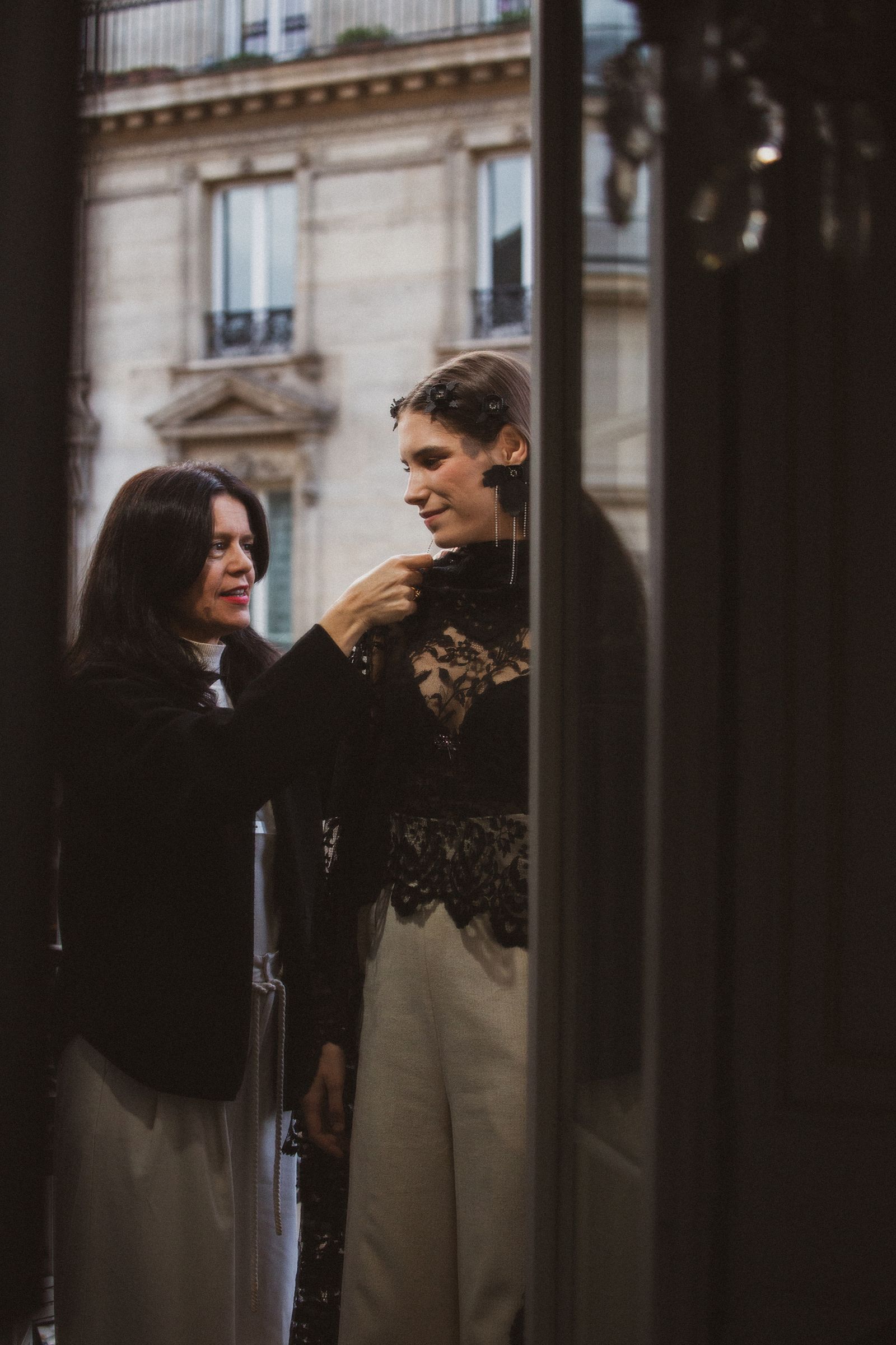 Pilar Dalbat retoca uno de sus diseños de la colección