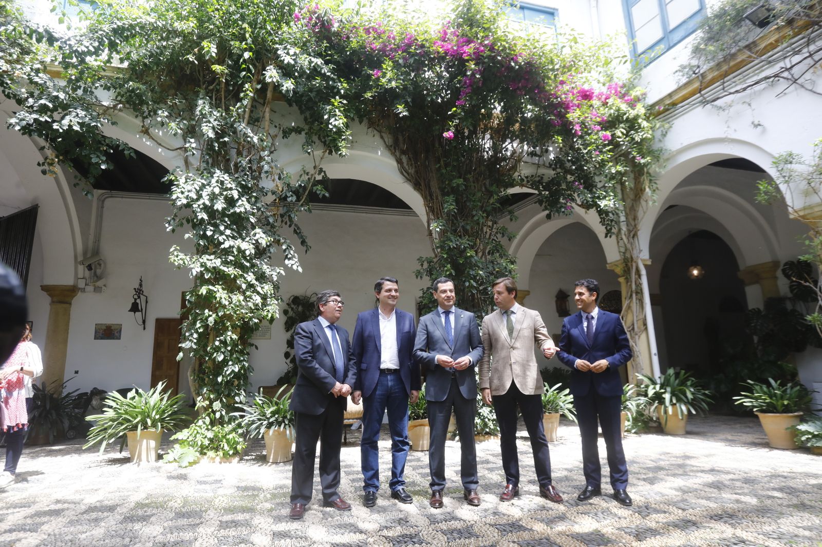 La visita de Juanma Moreno a los Patios de Córdoba, en imágenes.