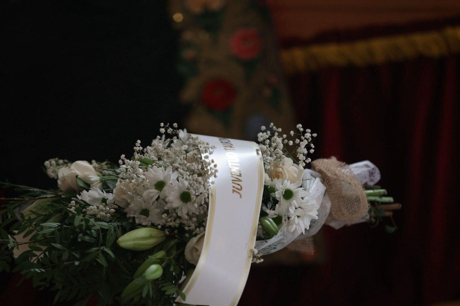 Así es la capilla ardiente de Rafael de Paula en Santiago: capote, montera y la bandera gitana
