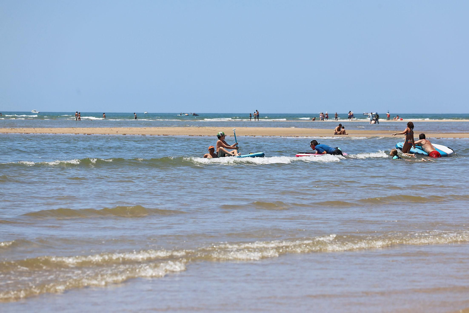 Ambiente en las playas de Huelva en la mañana de domingo