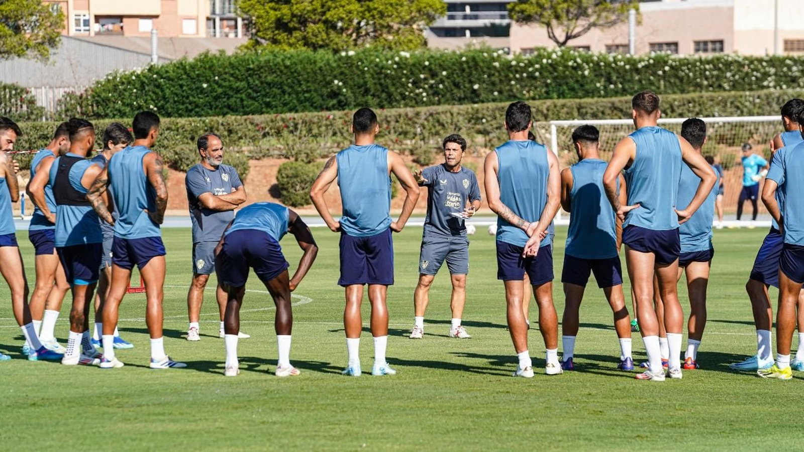 Rubi da instrucciones a sus futbolistas antes del inicio de la sesión. Rubi da instrucciones a sus futbolistas antes del inicio de la sesión.