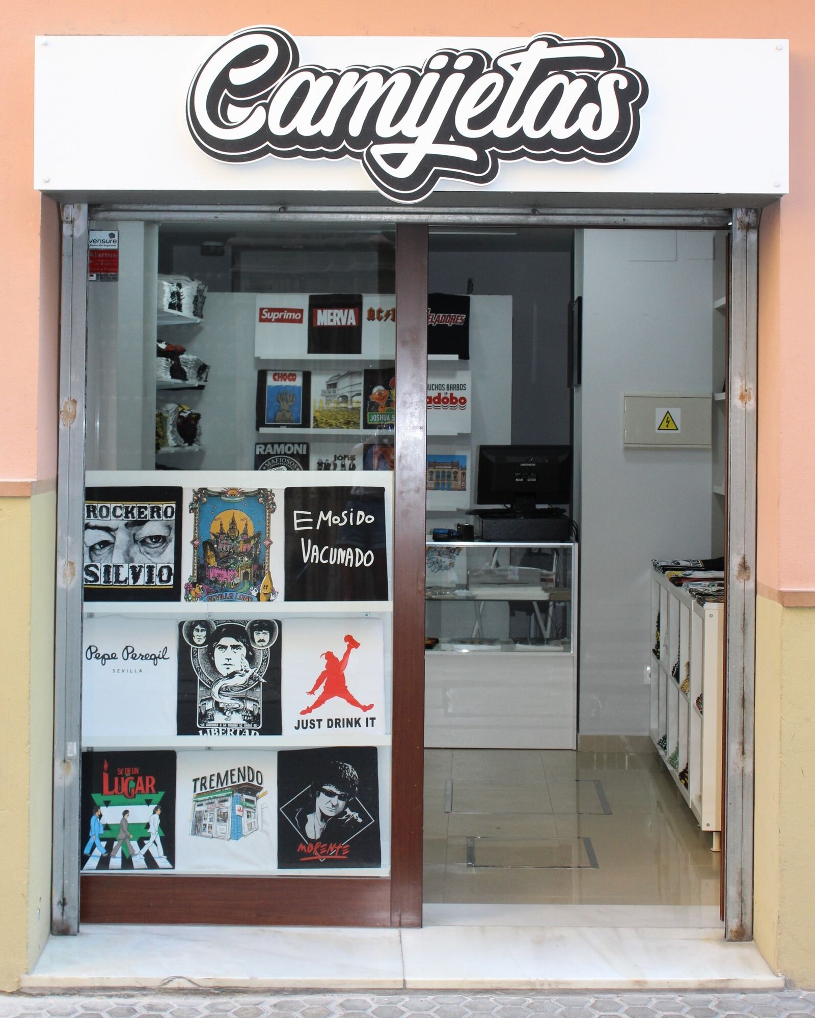 Fachada de la tienda CamiJetas, en el número 14 de la calle San Esteban (Sevilla).