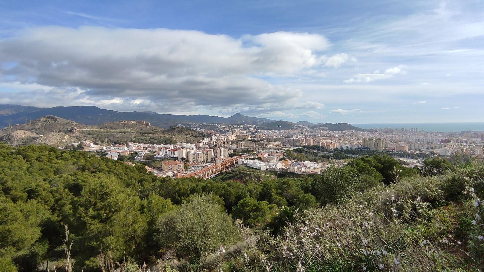 La senda está cerca, es fácil, corta y hermosa... no se puede pedir más.