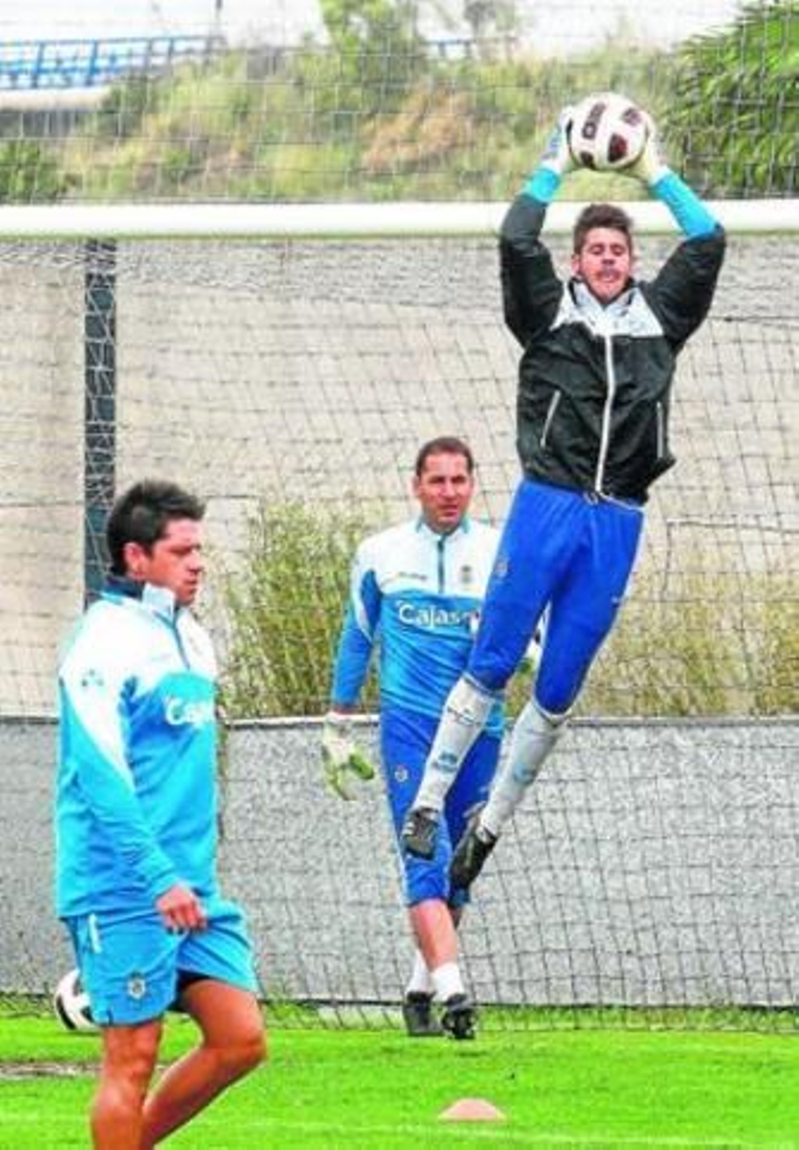 Fabricio se estira para atrapar un balón colgado durante un entrenamiento con el Recreativo.