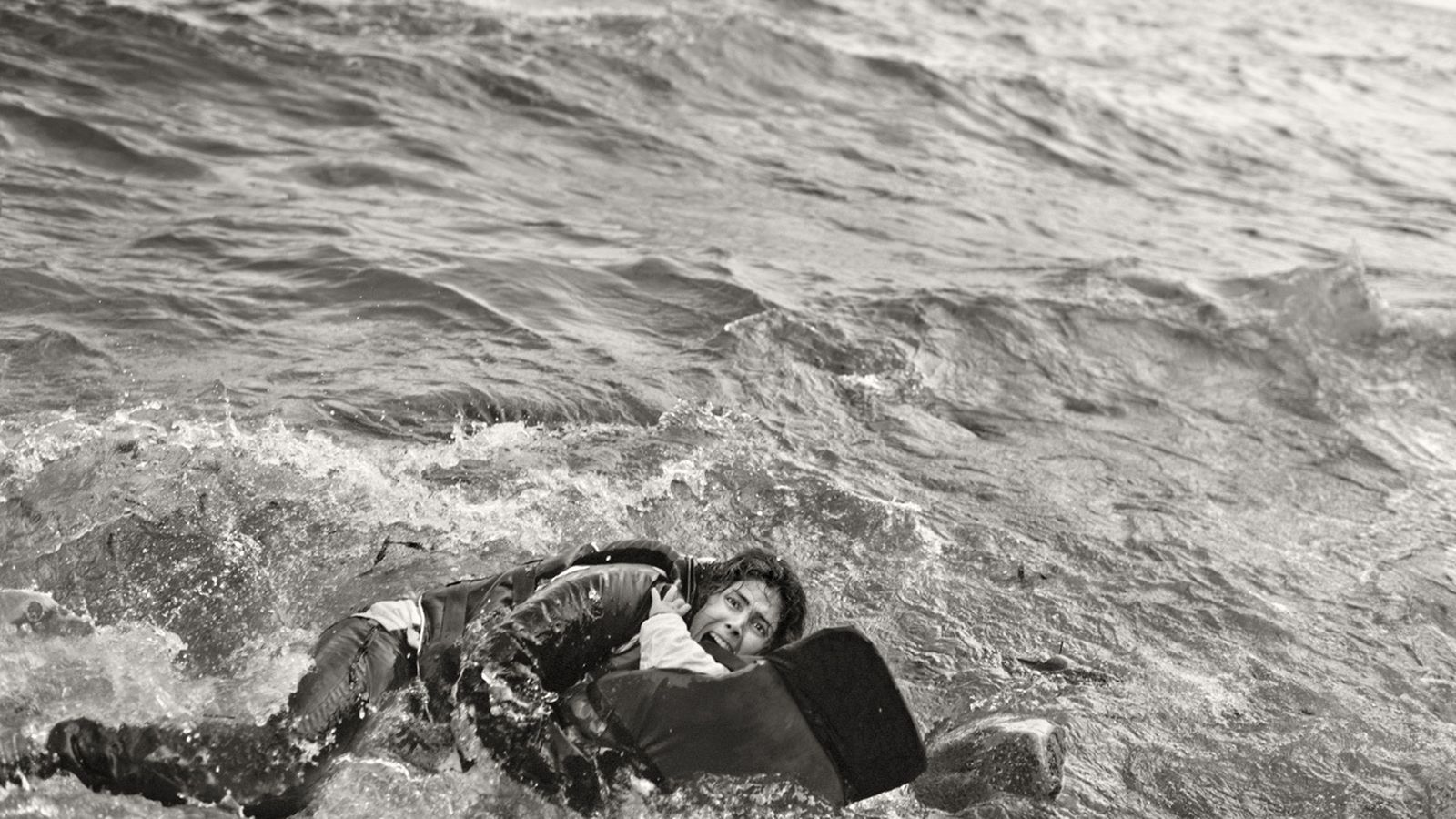'Mujer refugiada y su hijo caen al agua durante desembarco. Lesbos, Grecia 2015'.