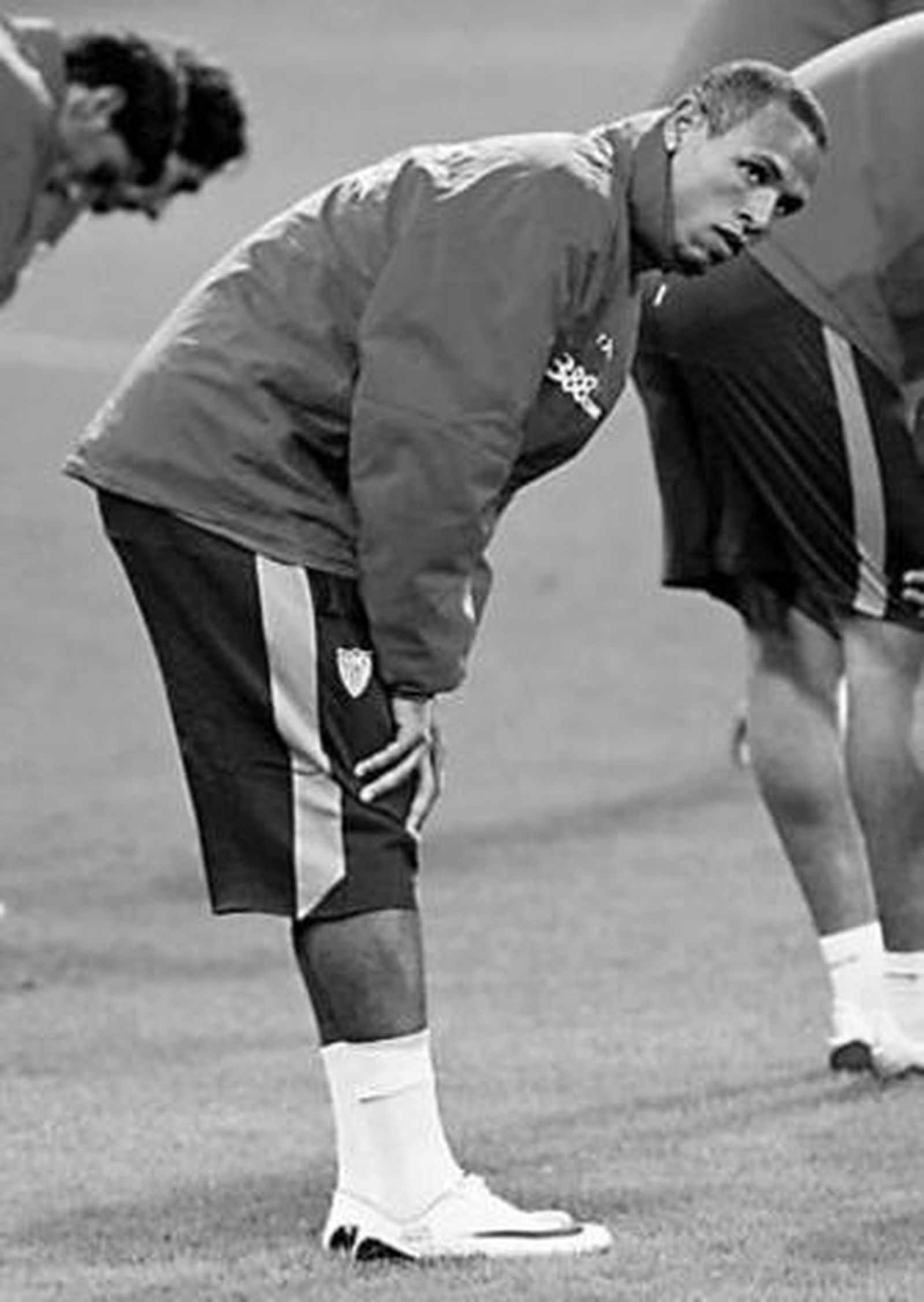 Escudé hace un extraño gesto al tocarse la cara antes de embarcar hacia Bélgica.