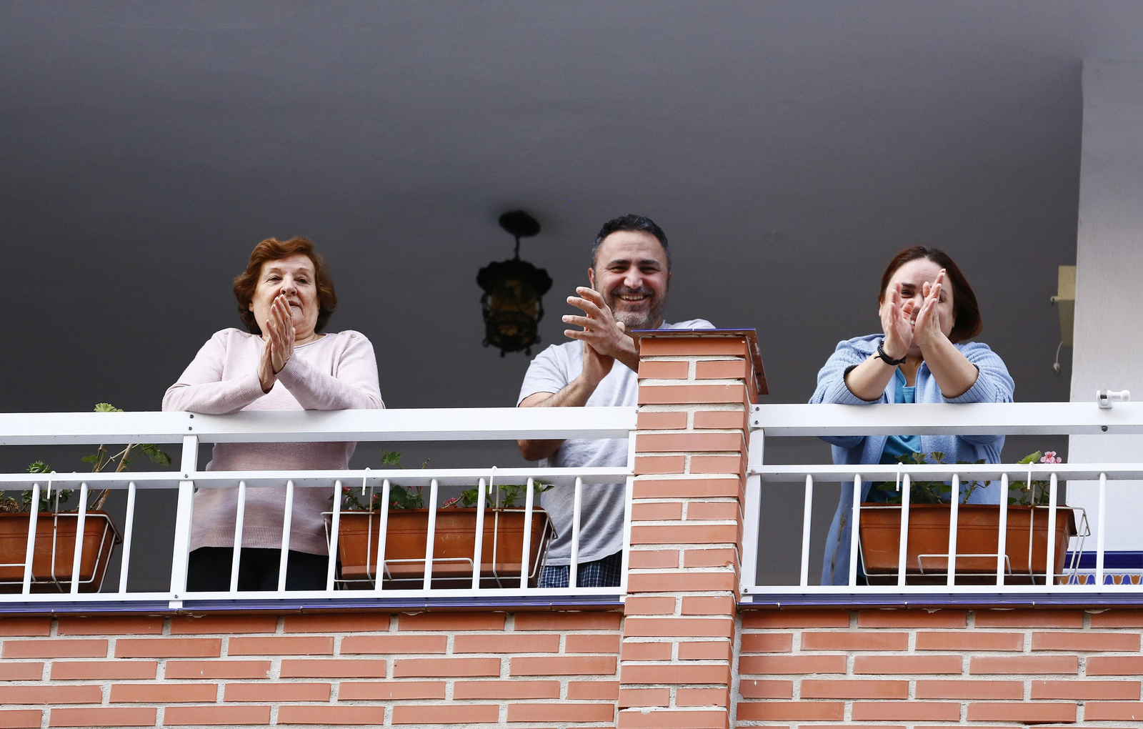 Coronavirus: El primer día de aplausos en Málaga en el que el sol aún no ha caído, en fotos