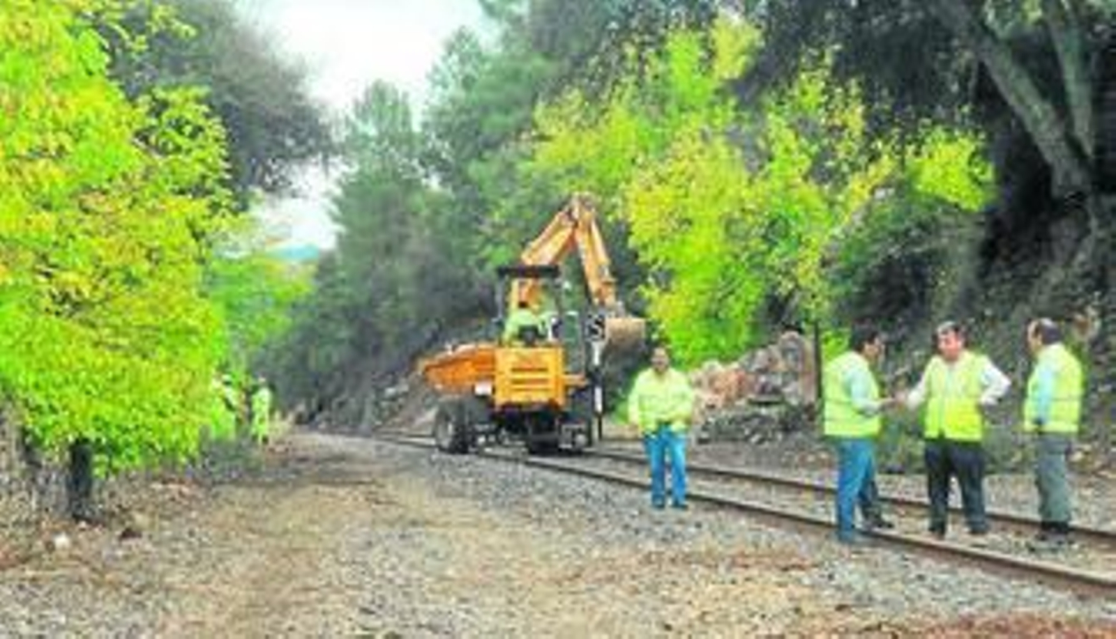Técnicos trabajando en la Huelva-Zafra durante un incidente el pasado mes de octubre.