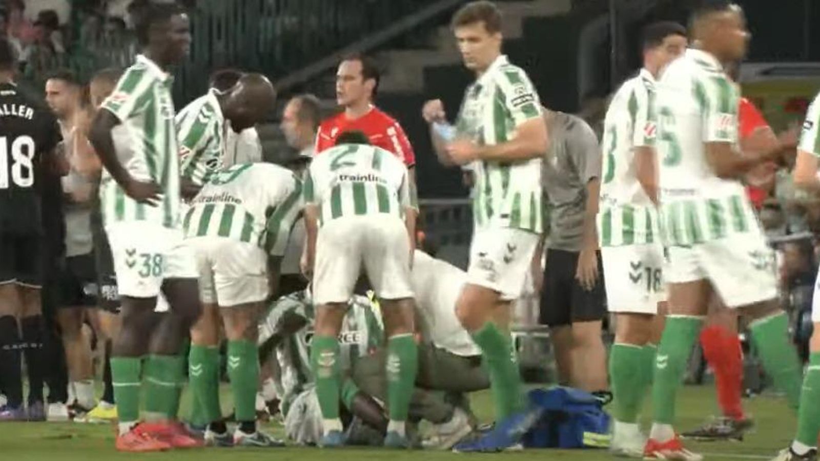 William Carvalho haciendo el gesto de rotura en el césped del Villamarín