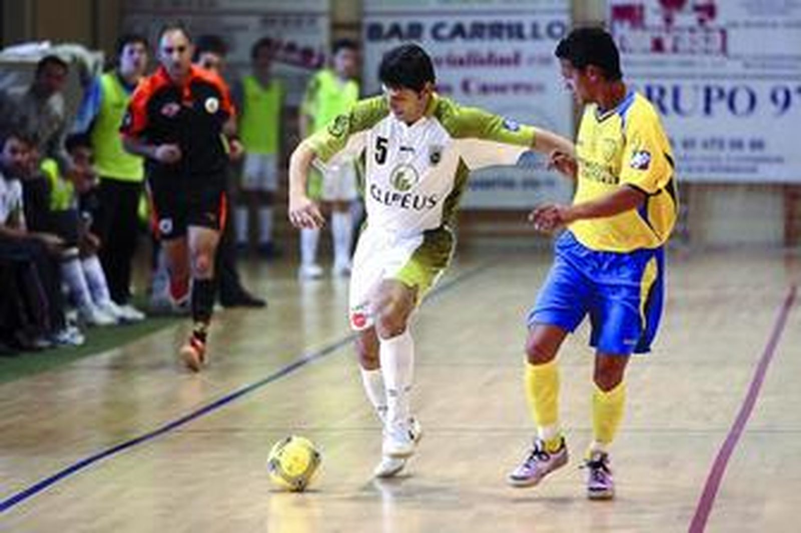 Mané conduce el balón ante un jugador gaditano.