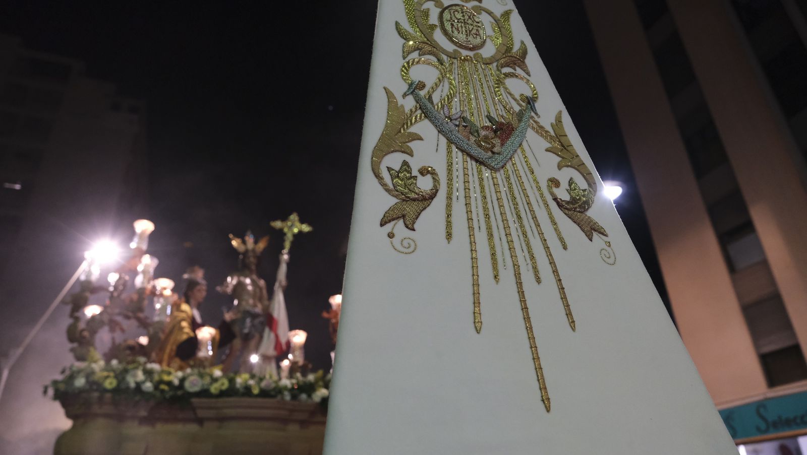 Imágenes de La Magna por las calles de Almería