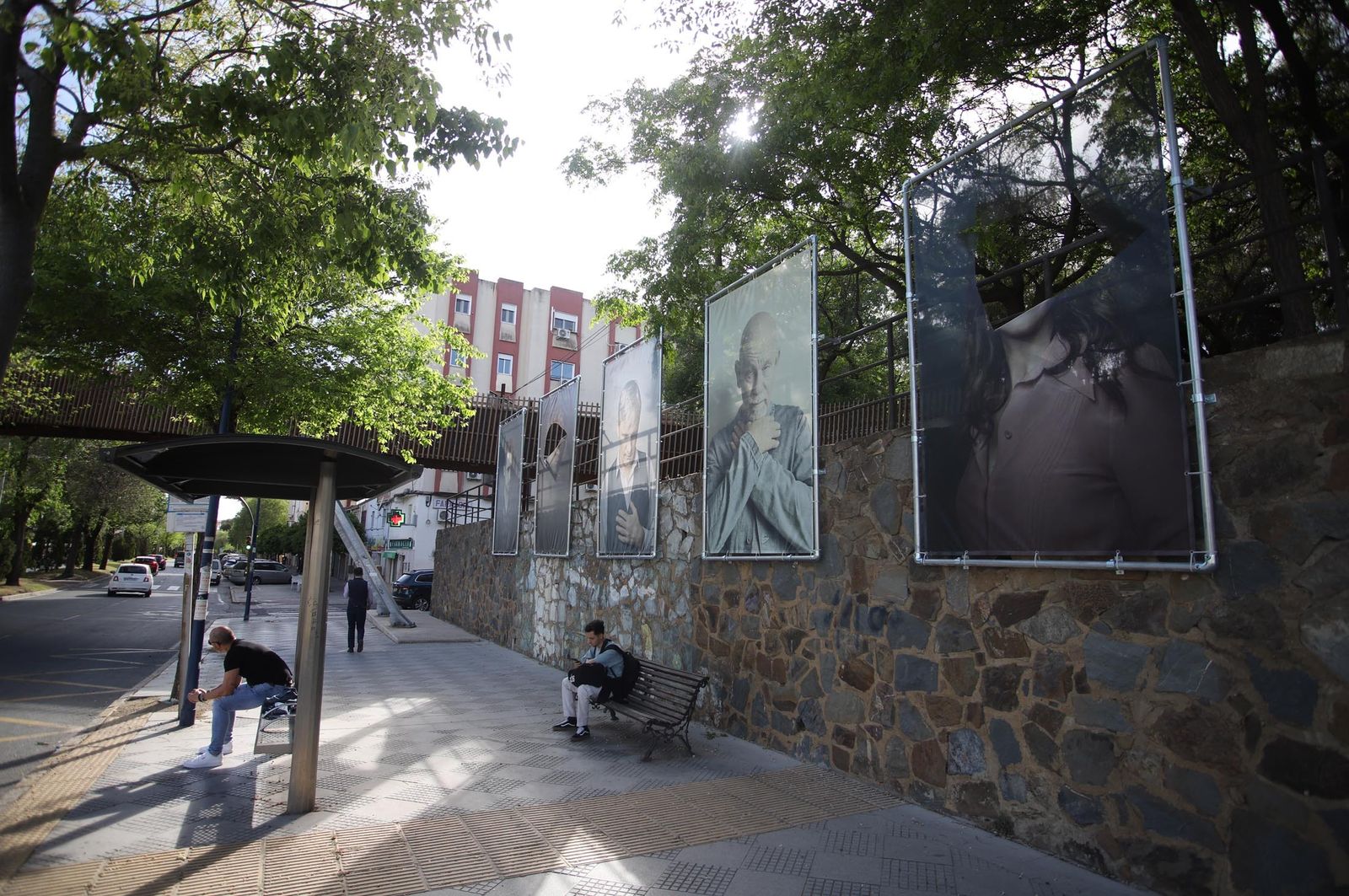 Imágenes  de los actos vandálicos en la exposición al aire libre de Jorge Fuembuena en la Avda Santa Marta