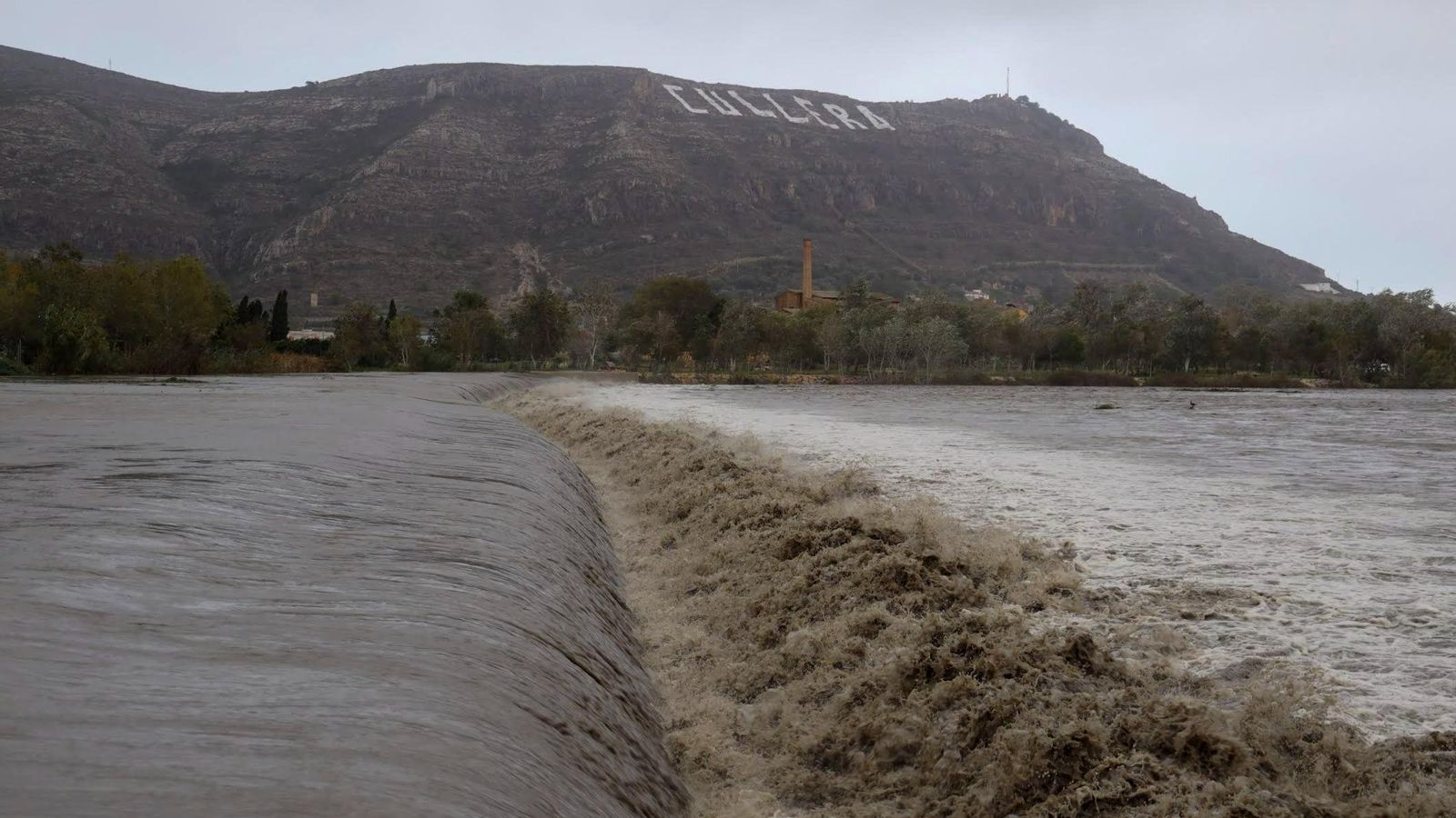 Vista general del río Júcar a su paso por Cullera en Valencia